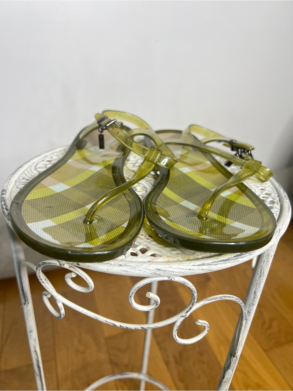 Burberry Olive Green Transparent Jelly Thong Sandals - Picture 4 of 6